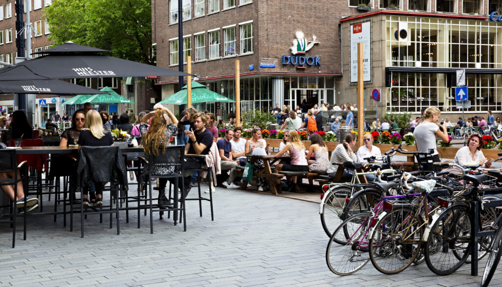 Een terras op de Meent.