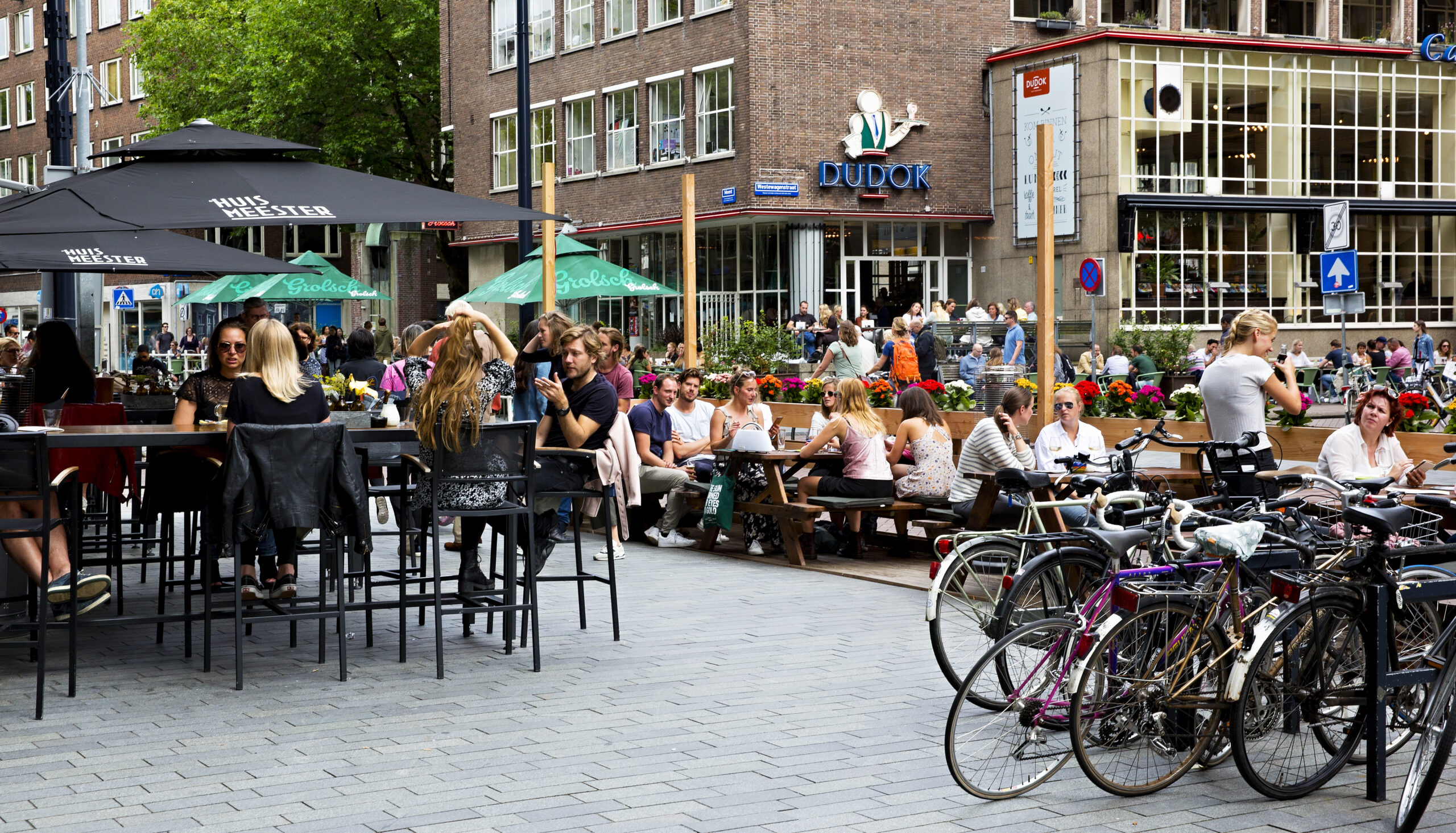 Een terras op de Meent.