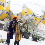 De Kubuswoningen met sneeuw