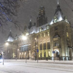 Het stadhuis aan de Coolsingel met sneeuw