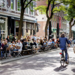 Witte de Withstraat en terras