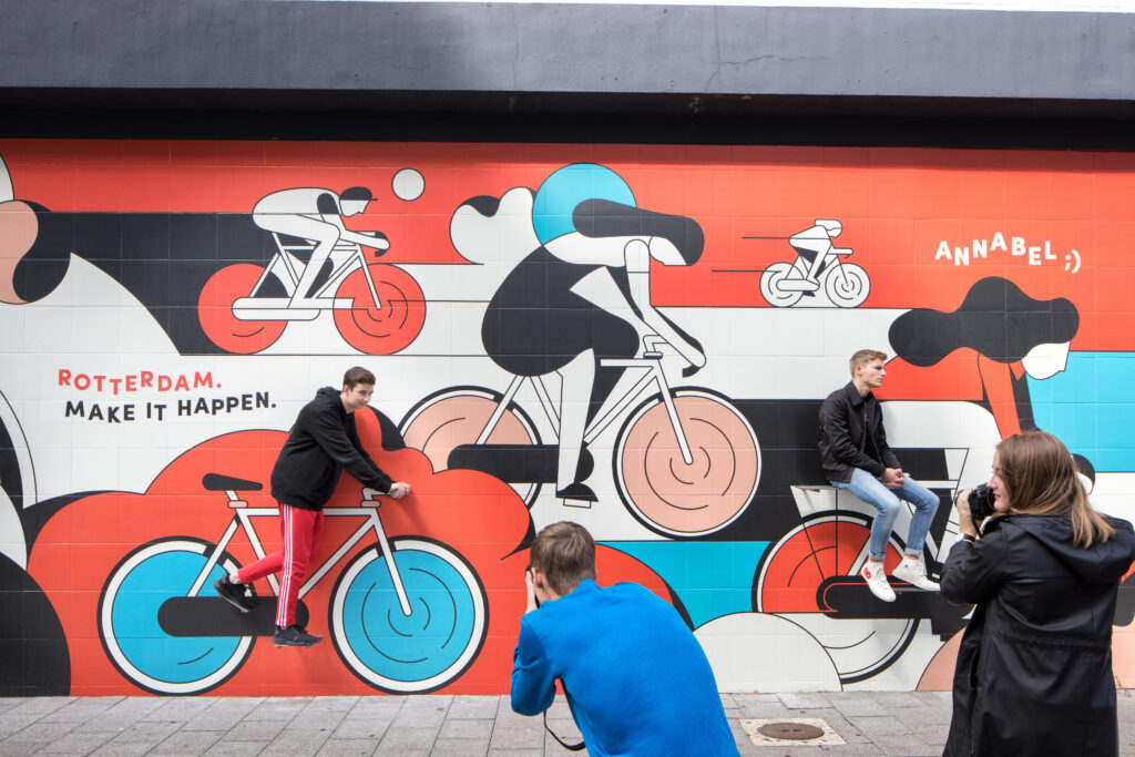 Centrum: Street art kunstwerk van Calvin Sprague in de Delftsestraat.