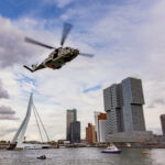 Helikopter vliegt over de Maas tijdens de Wereldhavendagen