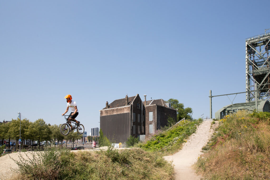 Bmx'er in het Hefpark in de wijk Entrepot.