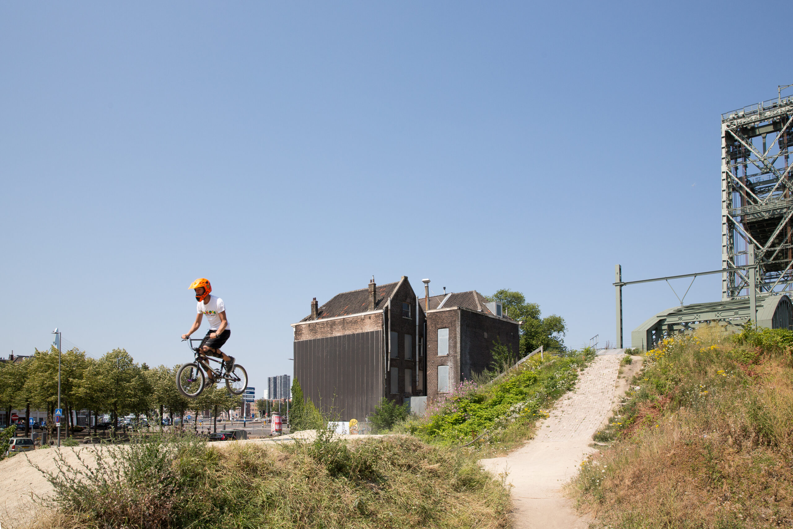Bmx'er in het Hefpark in de wijk Entrepot.