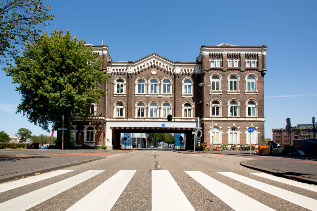 Het Poortgebouw gelegen in de Binnenhaven. 