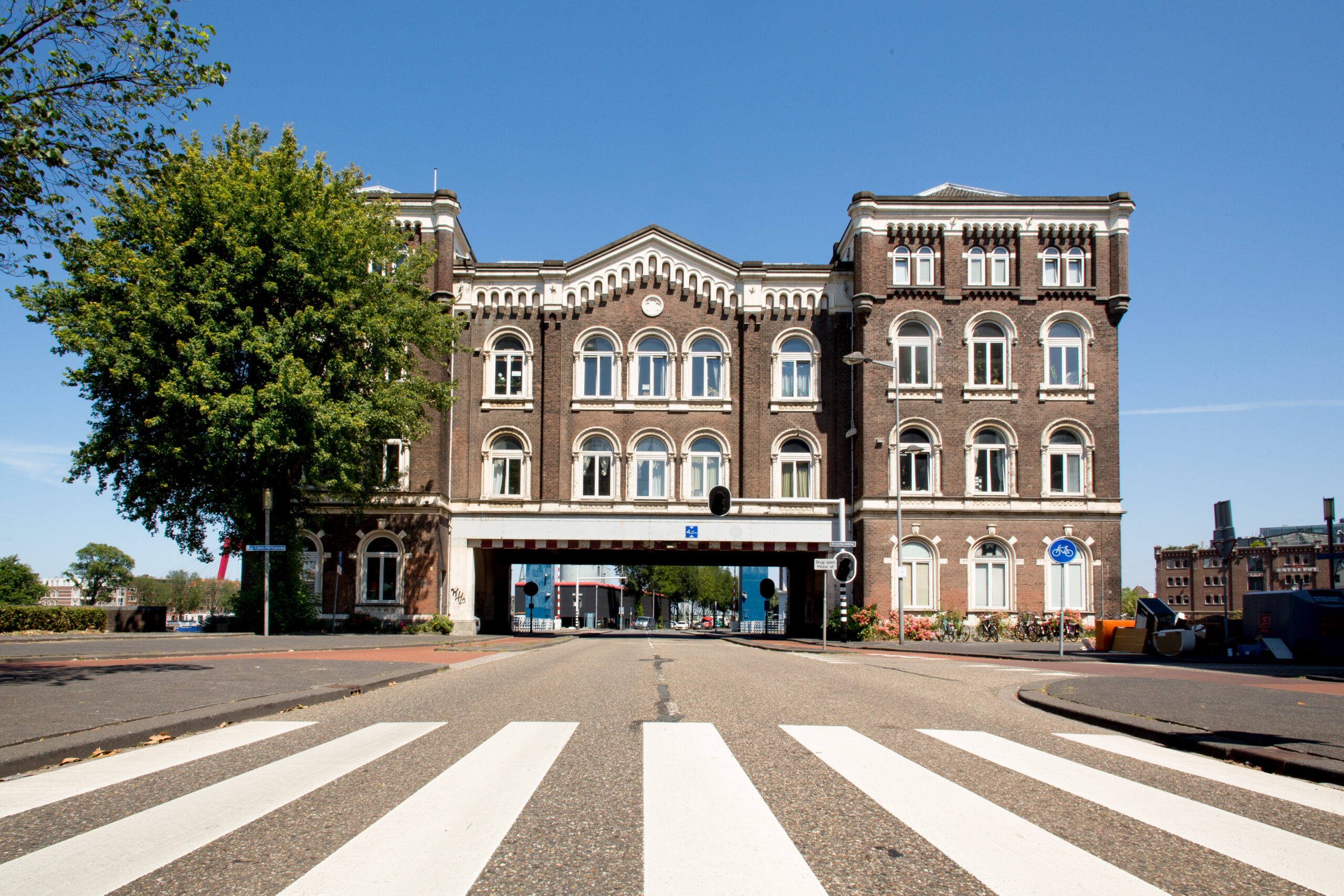 Het Poortgebouw gelegen in de Binnenhaven. 