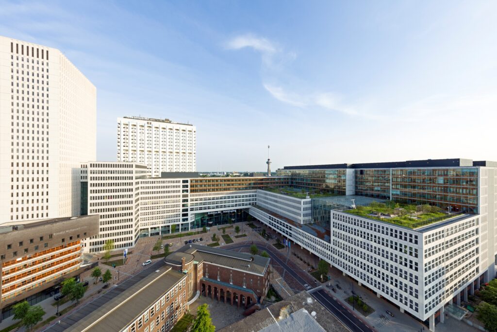 Vooraanzicht Erasmus MC met daktuinen.