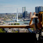 Vrouw maakt foto van het uitzicht vanaf de Euromast