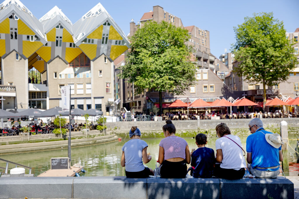 Familie op bankje in de Oude Haven. 