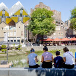 Familie op bankje in de Oude Haven