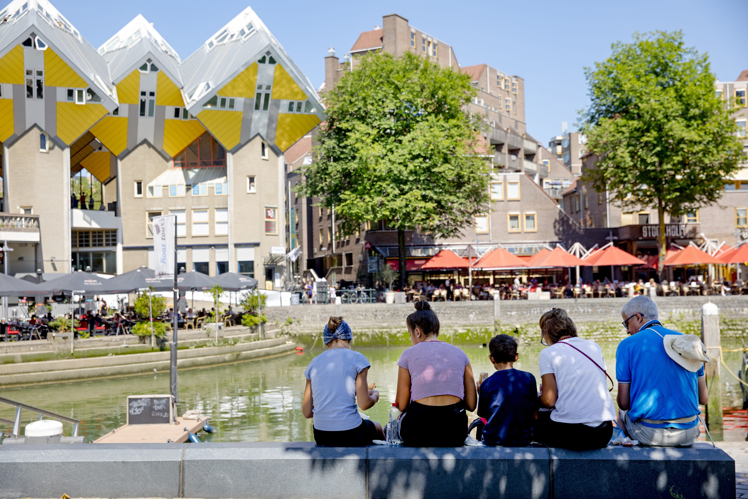 Familie op bankje in de Oude Haven. 