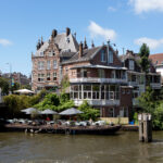 Terras aan de historische Delfshaven