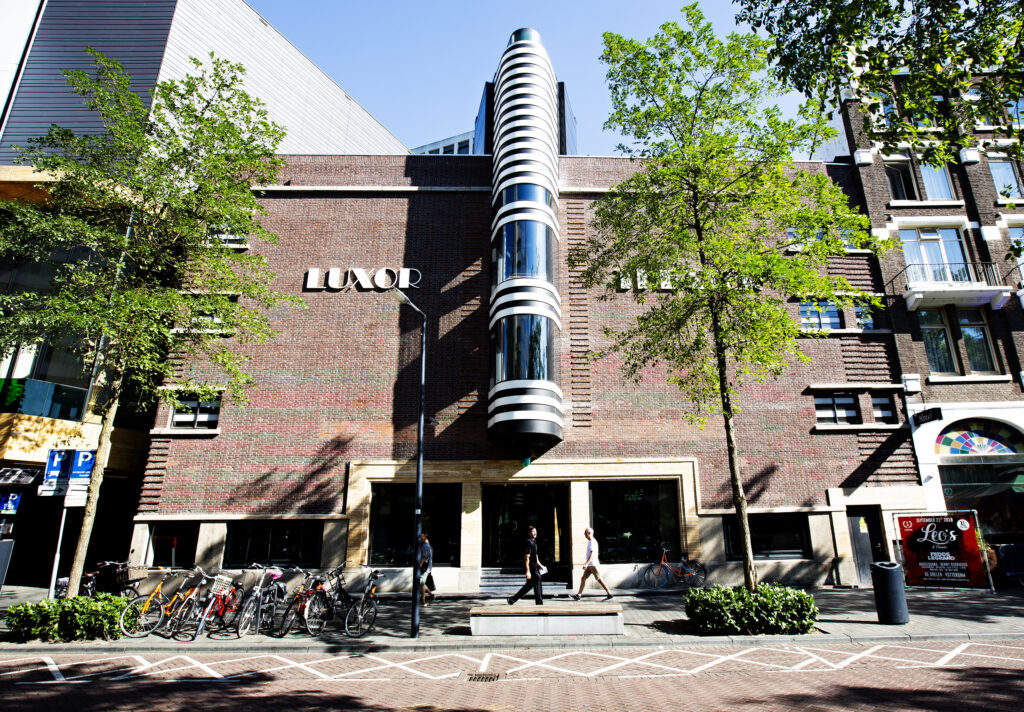 Het Oude Luxor Theater op de Kruiskade. 