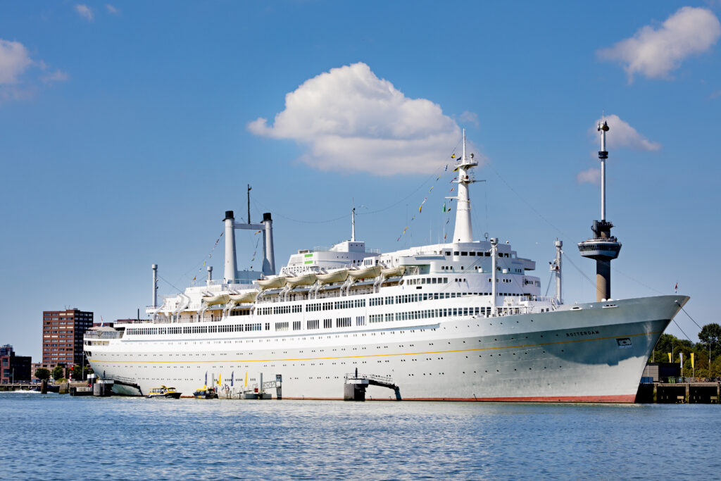 ss Rotterdam en de Euromast.
