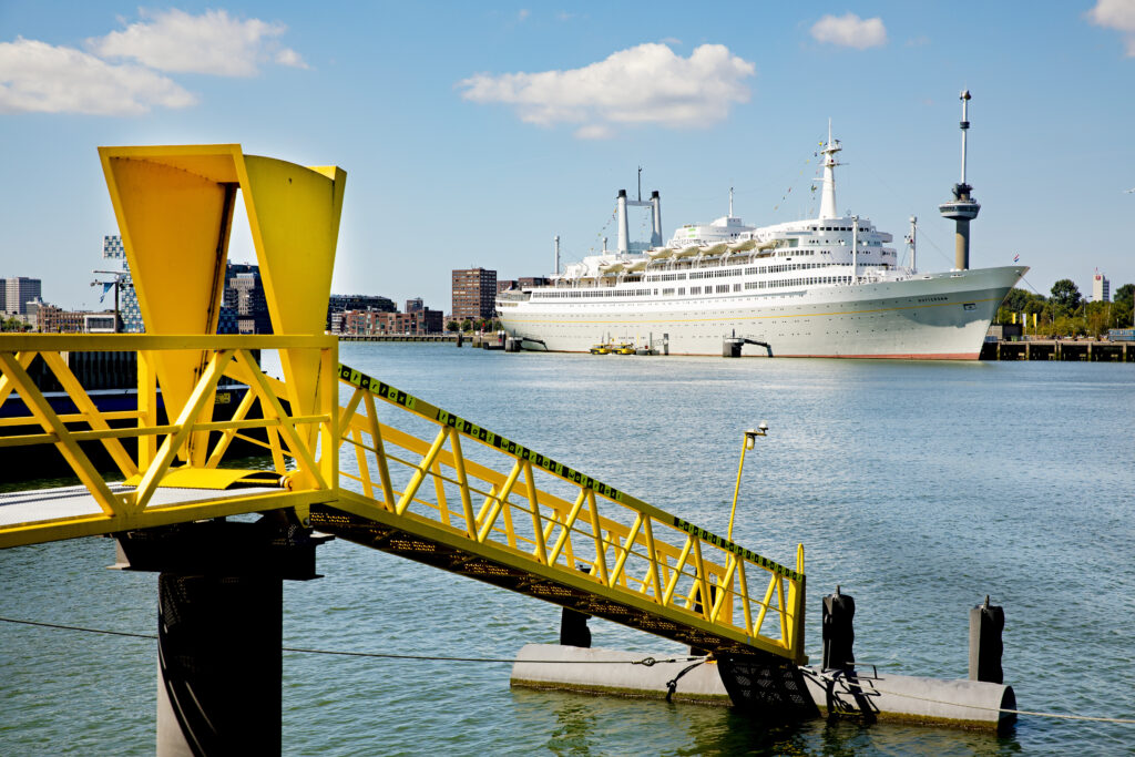 Uitzicht op ss Rotterdam vanaf één van de steigerlocaties van Watertaxi Rotterdam.