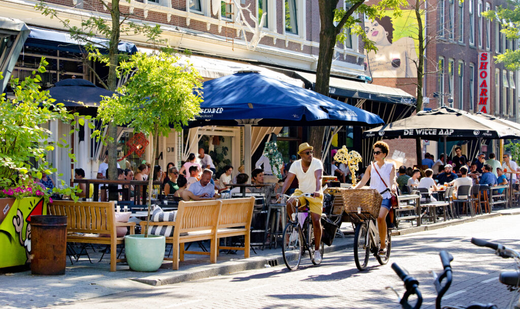 Fietsers op de Witte de Withstraat.