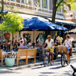 Fietsers op de Witte de Withstraat