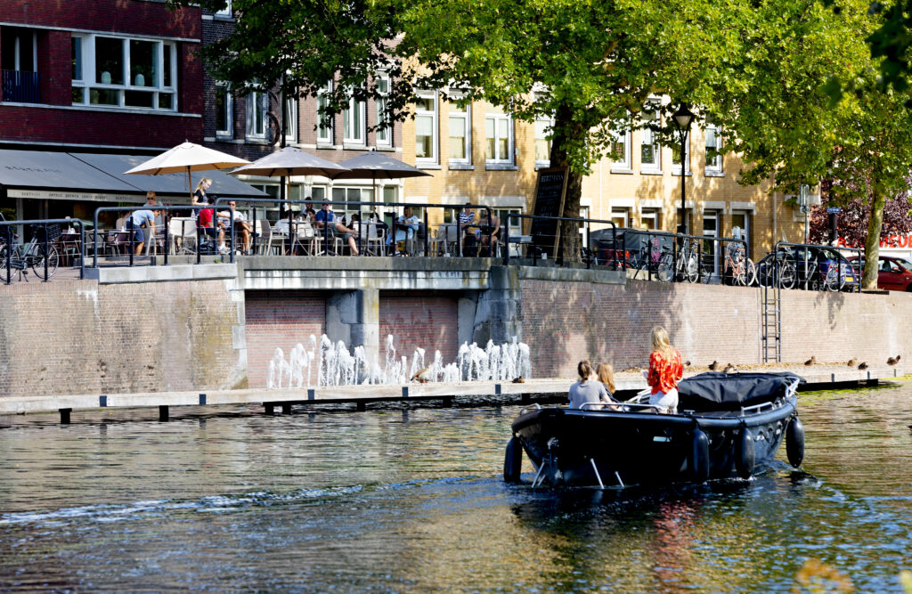 Boot vaart langs de Zwaanshals. 
