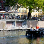 Boot vaart langs de Zwaanshals