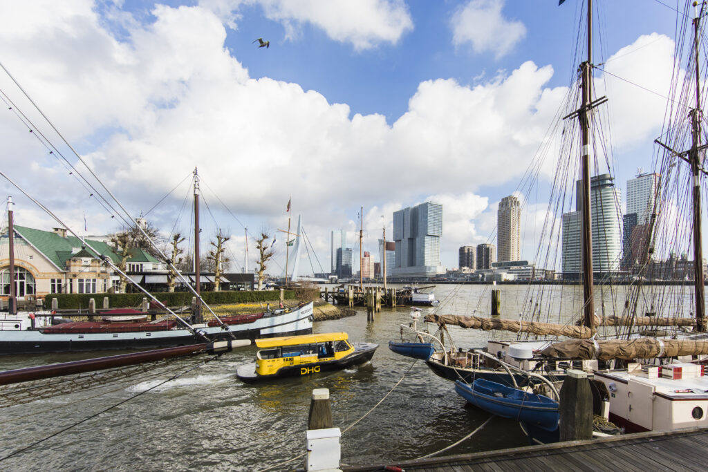 Een watertaxi verlaat de Veerhaven.