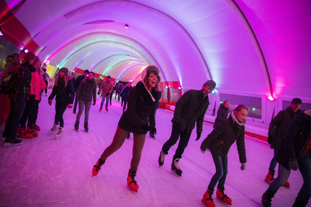 Drukte bij Schaatsbaan Rotterdam.