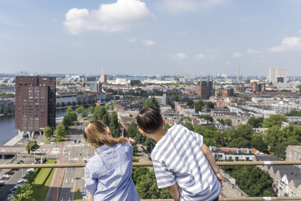 Kinderen kijken uit over de stad. 