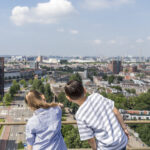 Kinderen kijken uit over de stad