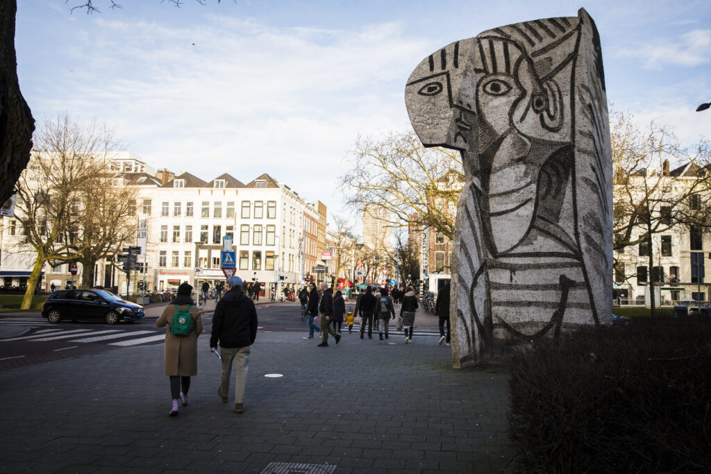 Kunstwerk Sylvette aan de Westersingel, gemaakt door door de Noorse kunstenaar Carl Nesjar (1920-2015), naar 
schetsen en modellen van Picasso.