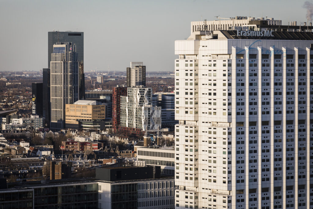 Erasmus MC op de voorgrond met daarachter diverse architectuur van de binnenstad van Rotterdam. 