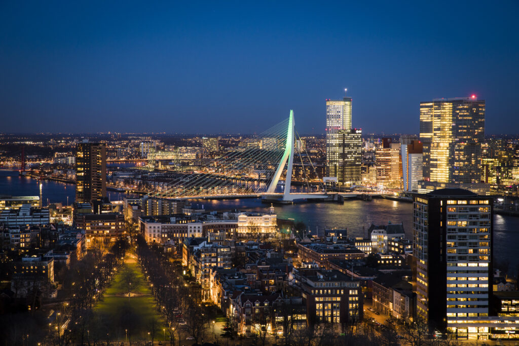 Skyline met daarop de Erasmus brug in de avond. 