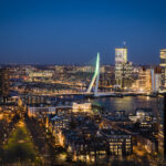 Skyline Erasmus brug in de avond