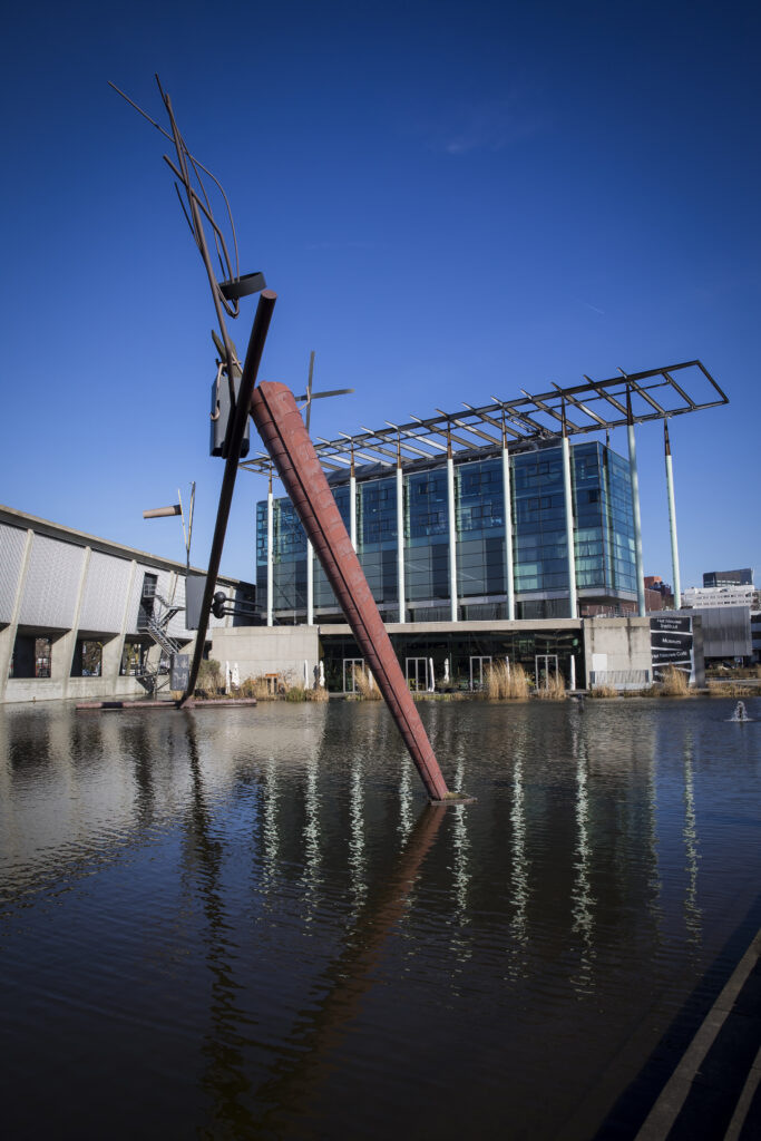 Kunstwerk voor het Nieuwe Instituut in het museumpark.