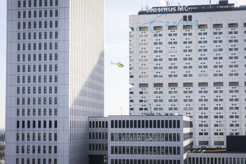 Een helikopter landt bij het Erasmus MC aan de Westzeedijk. 