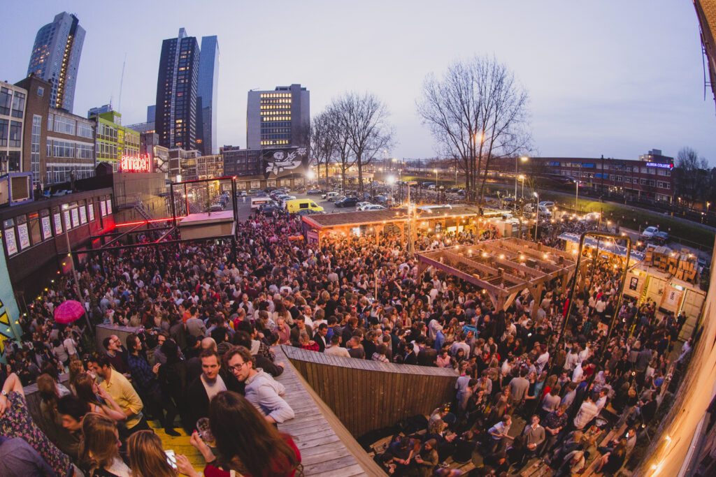 Drukte buiten bij de bar van Biergarten.