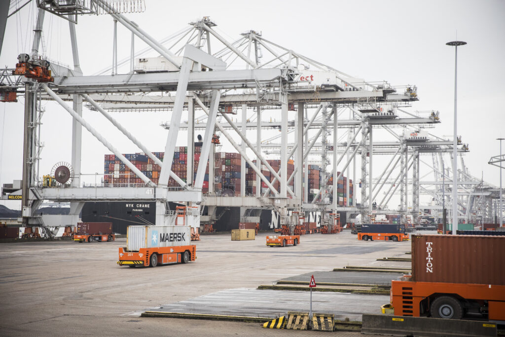 Containerschip aan het laden in de haven van Rotterdam.