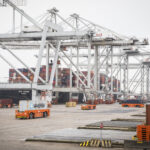 Containerschip in de haven van Rotterdam