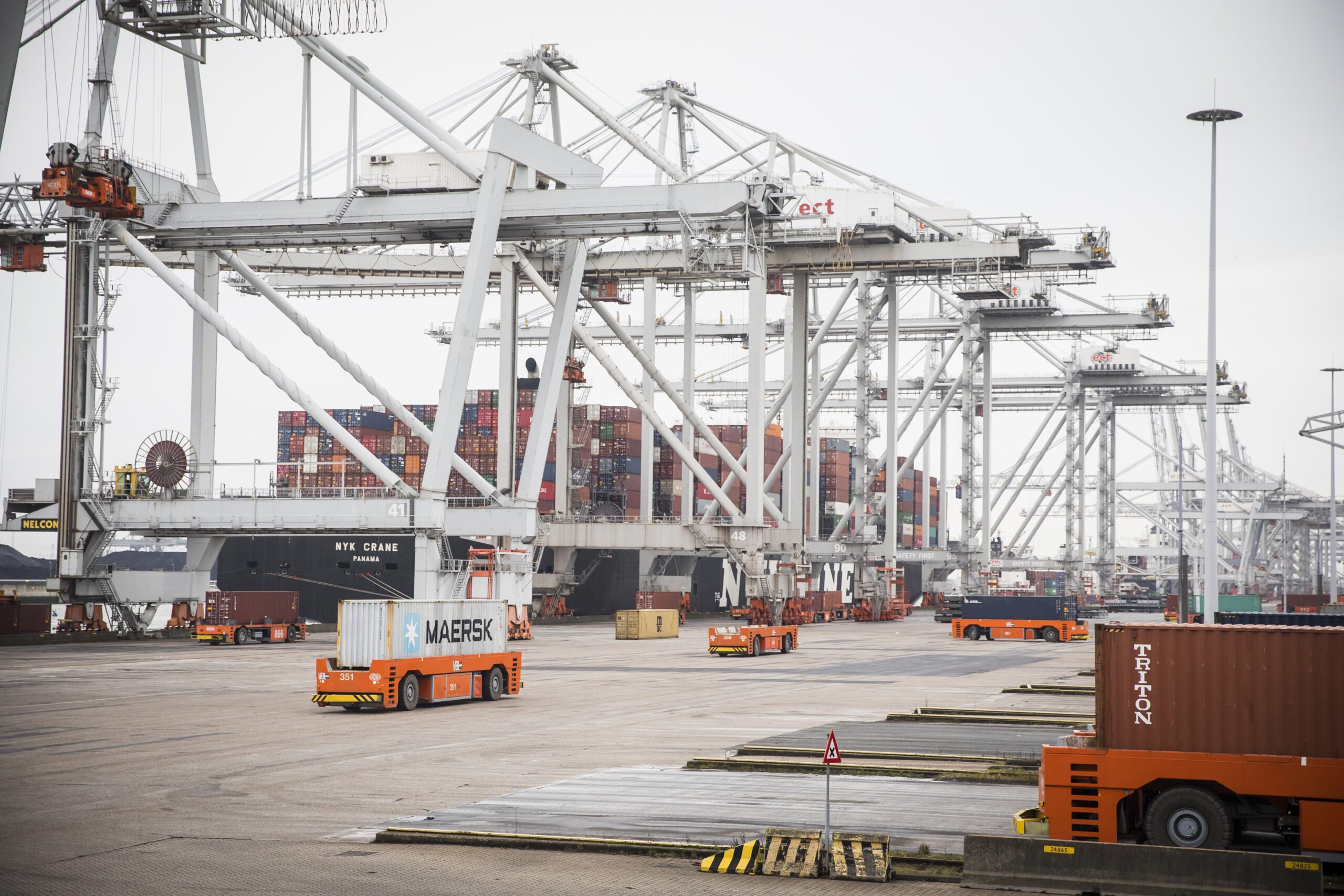 Containerschip aan het laden in de haven van Rotterdam.