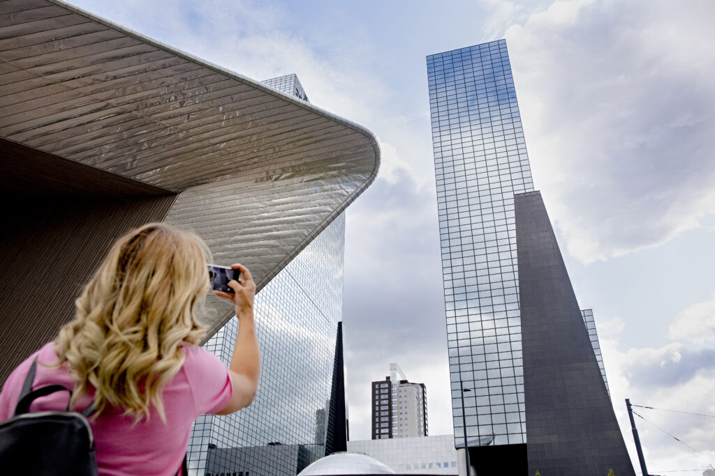 Toerist fotografeert de Delftse Poort.