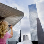 Toerist fotografeert de Delftse Poort