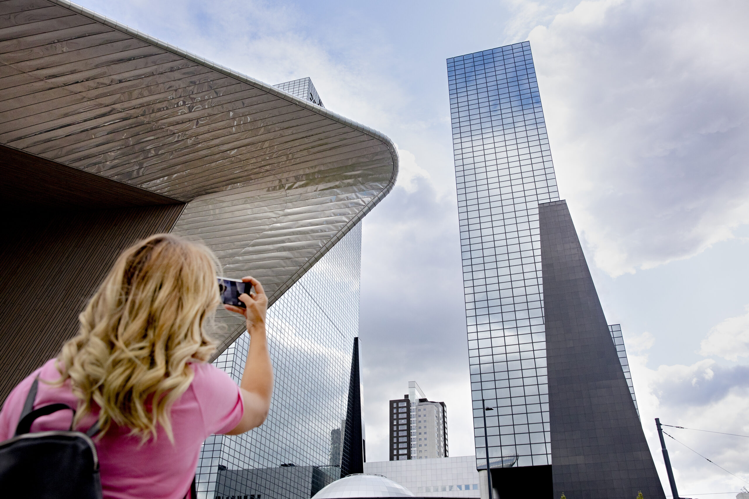 Toerist fotografeert de Delftse Poort.