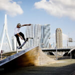Skateboarder bij de Erasmusbrug