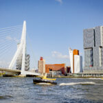 Watertaxi vaart voorbij de Kop van Zuid