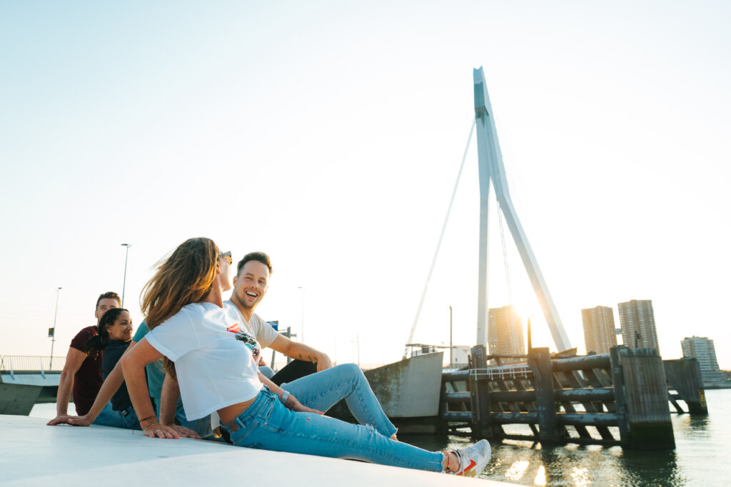 Vrienden chillen bij de Erasmusbrug.