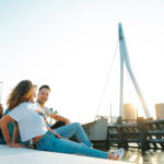 Vrienden chillen bij de Erasmusbrug