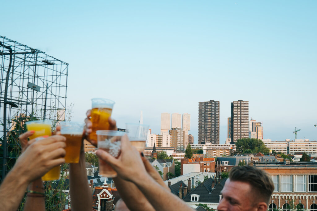 Vrienden proosten bij festival Dâk.