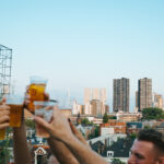 Vrienden proosten bij festival Dâk