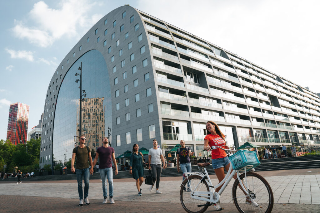 Centrum: Vrienden lopen langs de Markthal.