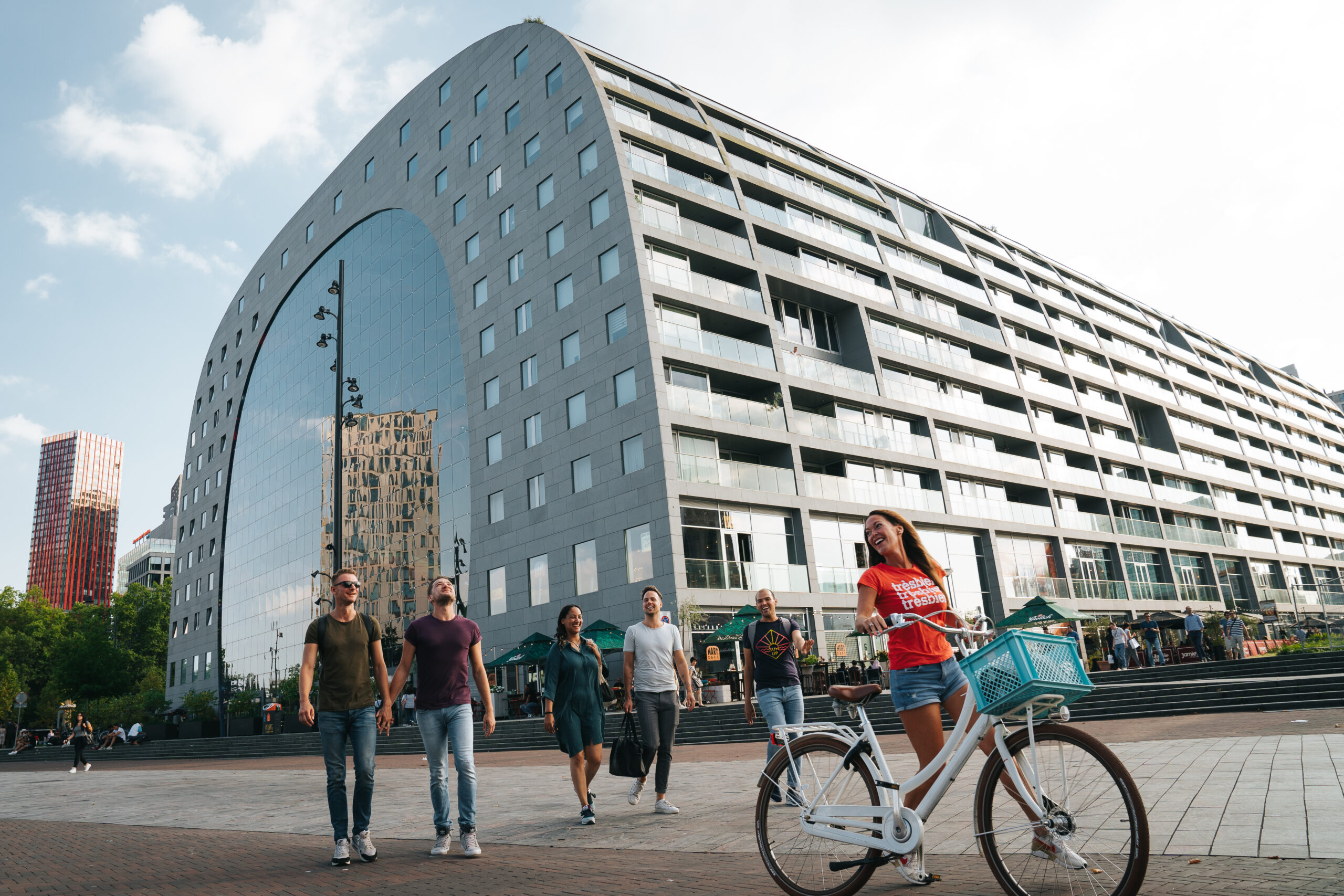 Centrum: Vrienden lopen langs de Markthal.