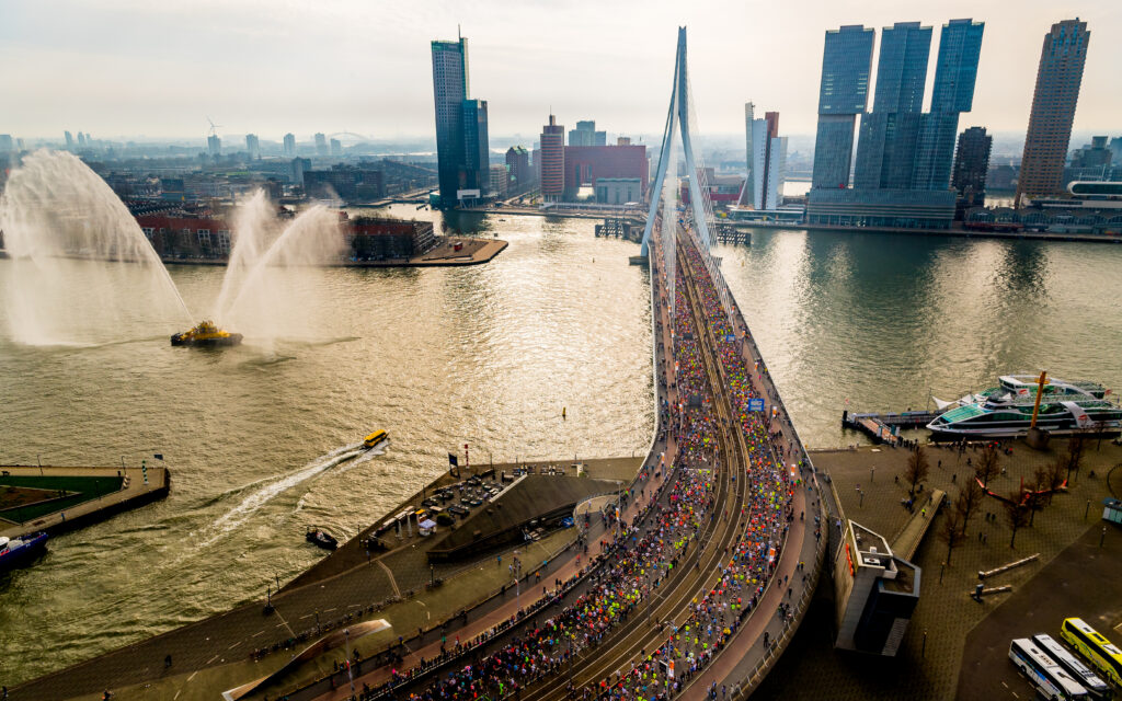 De Erasmusbrug als startlocatie tijdens de NN Marathon.